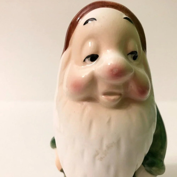 Vintage Walt Disney Sleepy Ceramic Figurine Snow  White Japan 5 Inch Tall - Picture 15 of 16